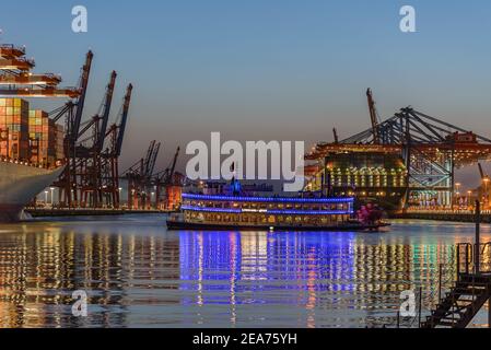 Navi a Amburgo Waltershofer Hafen Foto Stock