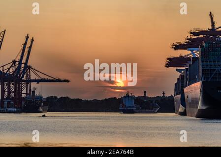 Navi a Amburgo Waltershofer Hafen Foto Stock