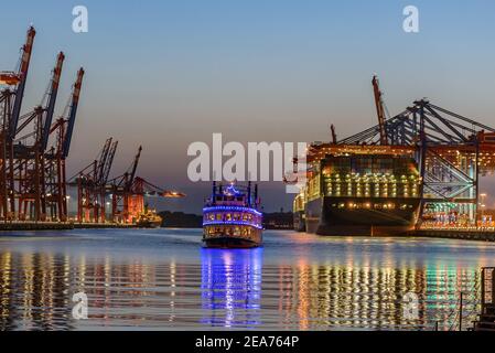 Navi a Amburgo Waltershofer Hafen Foto Stock