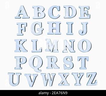 Set di lettere di legno blu vintage, isolate su sfondo bianco. Simbolo alfabeto inglese per il testo. Foto Stock