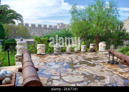 Marmaris Turchia. Circa 2010 settembre. Vecchi cannoni con palle di cannone nel cortile del Museo del Castello di Marmaris contro il cielo blu. Turchia. Foto Stock