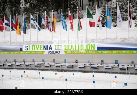 Pokljuka, Slovenia. 8 febbraio 2021. Biathlon: Campionato del mondo, formazione delle donne. Il poligono di tiro nello stadio del biathlon. I concorsi si svolgeranno a partire dal 10-21 febbraio in condizioni igieniche rigorose. Credit: Sven Hoppe/dpa/Alamy Live News Foto Stock