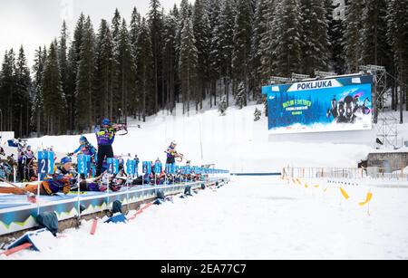 Pokljuka, Slovenia. 8 febbraio 2021. Biathlon: Campionato del mondo, formazione delle donne. I biatleti si allenano al poligono di tiro. I concorsi si svolgono a partire dal 10-21 febbraio in condizioni igieniche rigorose. Credit: Sven Hoppe/dpa/Alamy Live News Foto Stock