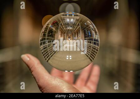 Amburgo Speicherstadt Kibbelstegbruecke di notte in un pallone cristal Foto Stock