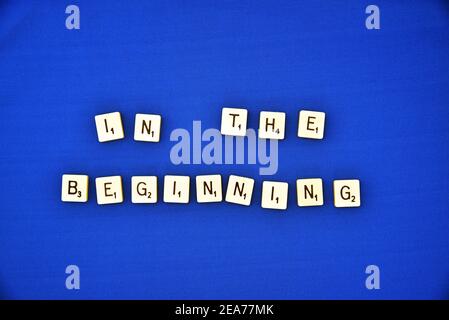 Scrabble tessere su sfondo blu ortografia all'inizio Foto Stock