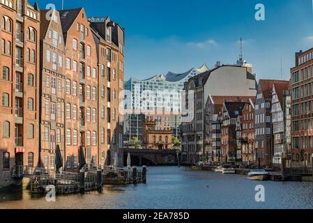 Amburgo Nikolaifleet con Elbphilharmonie in background Foto Stock