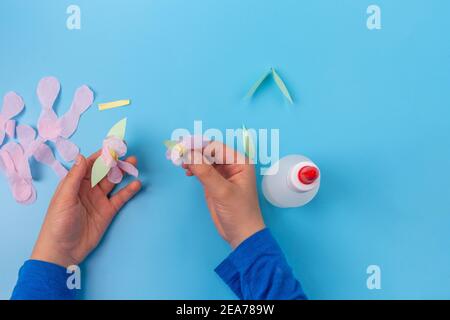 idee di decorazione primaverile per i bambini, attività di pasqua, fiori di carta Foto Stock