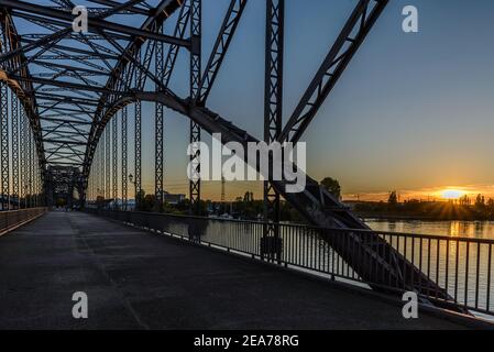 Old Harburger Elbbruecke ad Amburgo al tramonto Foto Stock