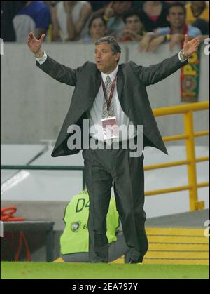 L'allenatore francese Jacques Santini durante Euro 2004 in Portogallo il 25 giugno 2004. Foto di Christian Liegi/ABACAPRESS.COM Foto Stock