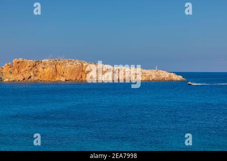 Isola di FOLEGANDROS, Grecia - 25 settembre 2020: Motoscafo a motore al largo della costa dell'isola di Folegandros, Arcipelago delle Cicladi. Foto Stock