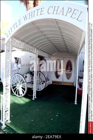© Bryan Haraway/ABACA. 54386-9. Las Vegas-NV-USA, 4 gennaio 2004. L'ingresso della Little White Wedding Chapel, situata al 1301 di Las Vegas Blvd, è stato il recente luogo di nozze per Britney Spears. Era anche la casa di star come Michael Jordan e Elizabeth Taylor. Foto Stock