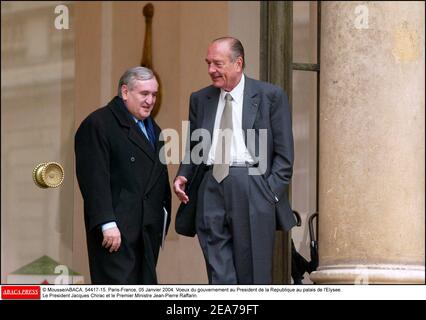 © Mousse/ABACA. 54417-15. Parigi-Francia, 05 gennaio 2004. Voeux du gouvernement au President de la Republique au palais de l'Elysee. Le President Jacques Chirac et le Premier ministre Jean-Pierre Raffarin. Foto Stock