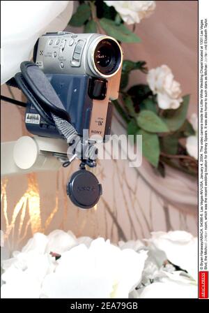© Bryan Haraway/ABACA. 54386-6. Las Vegas-NV-USA, 4 gennaio 2004. La videocamera all'interno della Little White Wedding Chapel si trova al 1301 di Las Vegas Blvd, la stanza Michael Jordan, che è stata la recente location di nozze per Britney Spears. Era anche la casa di star come Michael Jordan e Elizabeth Taylor. Foto Stock