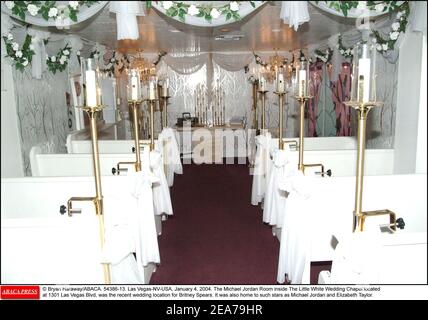© Bryan Haraway/ABACA. 54386-13. Las Vegas-NV-USA, 4 gennaio 2004. La camera Michael Jordan all'interno della Little White Wedding Chapel, situata al 1301 di Las Vegas Blvd, è stata il luogo di nozze più recente per Britney Spears. Era anche la casa di star come Michael Jordan e Elizabeth Taylor. Foto Stock
