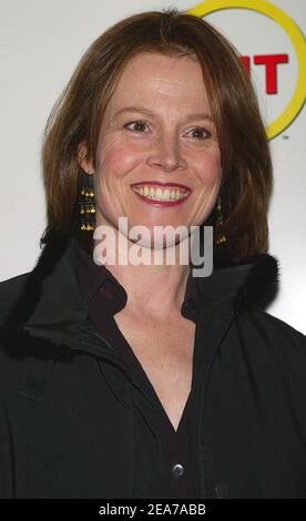 Il tessitore di Sigourney partecipa alla proiezione speciale della ragazza di Arrivederci, tenuta al cinema 1 a New York lunedì 12 gennaio 2004. (Nella foto: Sigourney Weaver). Foto di SWF/ABACA Foto Stock