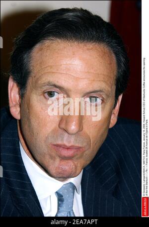 © Gorassini-Lamperti/ABACA. 54873-9. Parigi-Francia, 15 gennaio 2004. Howard Schutz, CEO di Starbucks Coffee, annuncia l'apertura del primo Starbucks Coffee in Francia, situato in Avenue de l'Opera 26 a Parigi. Foto Stock