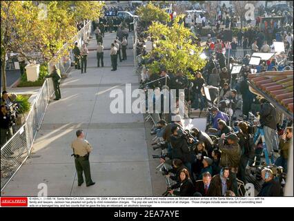 © ABACA. 54895-14. Santa Maria-CA-USA, 16 gennaio 2004. Una visione della folla, degli ufficiali di polizia e degli addetti ai media quando Michael Jackson arriva al tribunale di Santa Maria, California, con la sua famiglia e gli avvocati. Jackson ha dichiarato di non essere colpevole di accuse di molestazione infantile. La pop star ha detto che è innocente di tutte le accuse. Tali accuse includono sette conteggi di commettere atti di lewd su un ragazzo adolescente, e due conteggi che ha dato al ragazzo un intossicante, una bevanda alcolica. Foto Stock