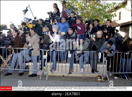 © ABACA. 54895-13. Santa Maria-CA-USA, 16 gennaio 2004. Una visione della folla, degli ufficiali di polizia e degli addetti ai media quando Michael Jackson arriva al tribunale di Santa Maria, California, con la sua famiglia e gli avvocati. Jackson ha dichiarato di non essere colpevole di accuse di molestazione infantile. La pop star ha detto che è innocente di tutte le accuse. Tali accuse includono sette conteggi di commettere atti di lewd su un ragazzo adolescente, e due conteggi che ha dato al ragazzo un intossicante, una bevanda alcolica. Foto Stock