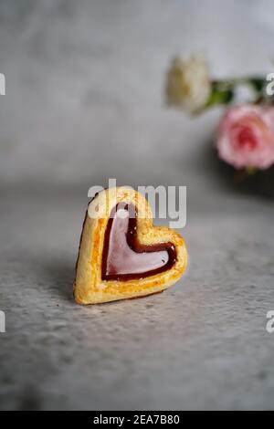 Cuore di San Valentino Cookies / gelatine di fragola cuori con spazio di copia Foto Stock