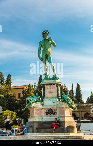 Grande vista del cast di bronzo del David di Michelangelo nel centro della popolare piazza Piazzale Michelangelo (Piazza Michelangelo) a Firenze,... Foto Stock