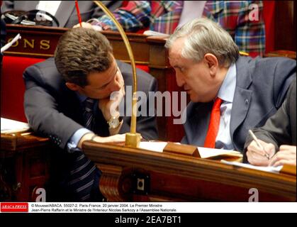 © Mousse/ABACA. 55027-2. Parigi-Francia, 20 janvier 2004. Le Premier Mistre Jean-Pierre Raffarin et le Mistre de l'Interieur Nicolas Sarkozy a l'Assemblee Nationale. Foto Stock