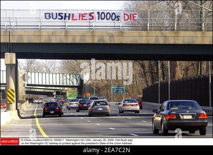© Olivier Douliery/ABACA. 55050-1. Washington-DC-USA, 20 gennaio 2004. Firma anti-Bush sulla tangenziale di Washington DC per protestare contro il discorso dello Stato dell'Unione del presidente.