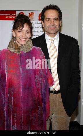 L'attrice Brooke Adams e il regista Tony Shalhoub arrivano alla prima del Made Up all'Angelika Film Center di New York, venerdì 23 gennaio 2004. (Nella foto: Tony Shalhoub, Brooke Adams). Foto di Nicolas Khayat/ABACA. Foto Stock