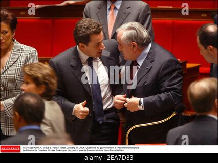 © Mousse/ABACA. 55326-5. Parigi-Francia, 27 gennaio 2004. Questions au gouvernement ˆ l'Assemblee Nationale. Le ministre de l'Interieur Nicolas Sarkozy en discussion avec le Premier ministre Jean-Pierre Raffarin. Foto Stock