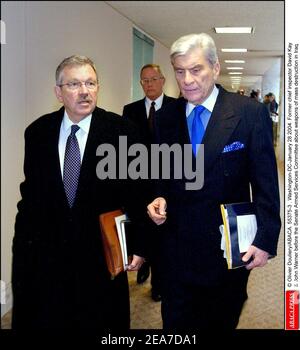 © Olivier Douliery/ABACA. 55375-3. Washington-DC-Gennaio 28 2004. L'ex ispettore capo David Kay & John Warner davanti al Comitato dei servizi armati del Senato sulle armi di distruzione di massa in Iraq. Foto Stock