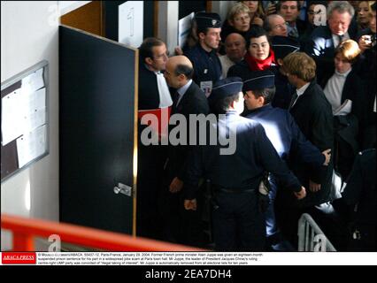 © Mousse-Gorassini/ABACA. 55437. Nanterre-France, 29 gennaio 2004. L'ex primo ministro francese Alain Juppe ha ricevuto una condanna a carcere sospesa di diciotto mesi da parte sua in una diffusa truffa sul lavoro nel municipio di Parigi. Juppe, il leader del partito di centro-destra del Presidente Jacques Chirac, UMP, è stato condannato per aver commesso interessi illegali, il signor Juppe viene automaticamente rimosso da tutte le liste elettorali per dieci anni. Nella foto: Alain Juppe arriva al Tribunale di Nanterre. Foto Stock