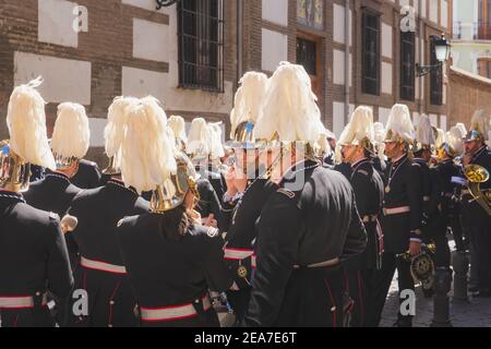 Granada, Spagna - 1 aprile 2018: Una tradizionale band di marching spagnola si prepara per una processione della domenica di Pasqua nella città vecchia di Granada durante la settimana Santa in e. Foto Stock