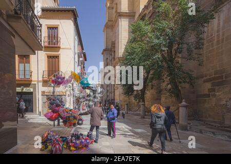 Granada, Spagna - Marzo 31 2018: Scena di strada dei turisti e della gente del posto fuori della Cattedrale di Granada nella città vecchia Granada, Andalusia, Spagna su una chiara e soleggiata d Foto Stock