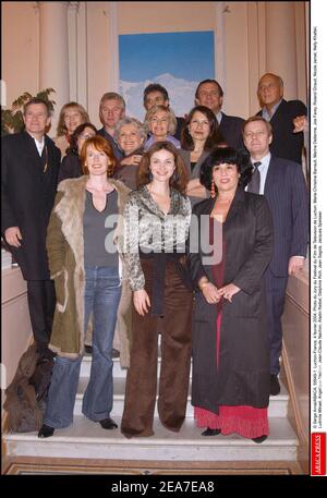 © Serge Arnal/ABACA. 55649-1. Luchon-France, 4 fevrier 2004. Photo du Jury du Festival du Film de Television de Luchon: Marie-Christine Barrault, Marine Delterme, Joe Farey, Roland Giraud, Nicole Jamet, Nelly Khafski, Ludmila Mikael, Angelique Nachon, Jean-Claude Nachon, Aladin Reibel, Delphine Rich, Jean Sagols, Jacques Speisser. Foto Stock