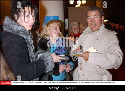 © Serge Arnal/ABACA. 55649-9. Luchon-France, 4 fevrier 2004. Martin Lamotte signe des autographes lors de son arrivee au Festival du Film de Television de Luchon. Foto Stock