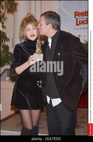 © Serge Arnal/ABACA. 55649-5. Luchon-France, 4 fevrier 2004. Francis Huster et Arielle Dombasle Lors du Festival du Film de Television de Luchon. Foto Stock