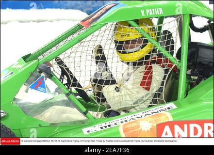 © Giancarlo Gorassini/ABACA. 55744-12. Saint Denis-France, 07 Fevrier 2004. Finale du Trophe Andros au Stade De France. Sulla foto: Christophe Dechavanne. Foto Stock