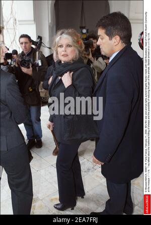 © Mousse/ABACA. 55907-14. Parigi-Francia, 11 febbraio 2004. Brigitte Bardot, star del cinema degli anni '60 e attivista per i diritti degli animali, incontra Dalil Boubakeur, capo della comunità musulmana francese nella moschea di Parigi. Hanno parlato della tradizionale uccisione di pecore e della possibilità di ridurre il dolore degli animali. Bardot arrivò su un bastone. Foto Stock