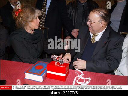 © Mousse/ABACA, 55907-6. Parigi-Francia, 11 Fevrier 2004. Brigitte Bardot, ex star del cinema degli anni '60 e attivista per i diritti degli animali, incontra Dalil Boubakeur, capo della comunità musulmana francese presso la moschea di Parigi. Hanno parlato della tradizionale uccisione di pecore e della possibilità di ridurre il dolore degli animali. Foto Stock