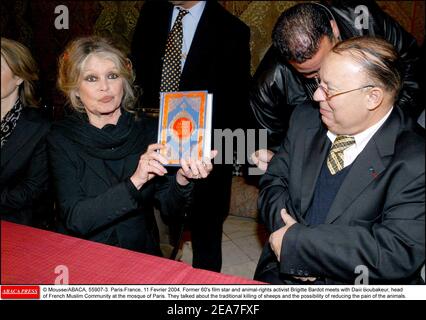 © Mousse/ABACA, 55907-3. Parigi-Francia, 11 Fevrier 2004. Brigitte Bardot, ex star del cinema degli anni '60 e attivista per i diritti degli animali, incontra Dalil Boubakeur, capo della comunità musulmana francese presso la moschea di Parigi. Hanno parlato della tradizionale uccisione di pecore e della possibilità di ridurre il dolore degli animali. Foto Stock