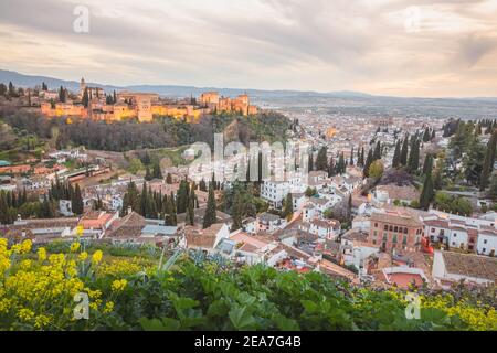 La sera si può ammirare l'Alhambra e lo storico quartiere moresco o arabo (albaicin) di Granada, Andalusia, Spagna. Foto Stock