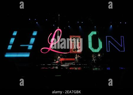 © Matthew Chase/ABACA. 56035. Las Vegas-NV-USA, 13 febbraio 2004. Elton John si esibisce durante il suo concerto serale di apertura all'interno del Colosseo al Caesars Palace di Las Vegas. Foto Stock