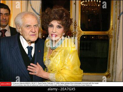 © Laurent Zabulon/ABACA. 56147-7. Parigi-Francia, 17 febbraio 2004. L'attrice italiana Gina Lollobrigida onorata con la medaglia di Commendeur des Arts et Lettres dal ministro francese delle Arti Jean-Jacques Aillagon alla presenza di Jean Delannoy. Foto Stock