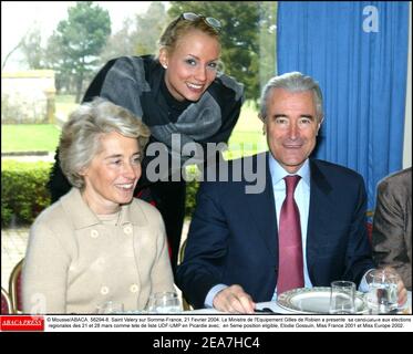 © Mousse/ABACA. 56294-8. Saint Valery sur Somme-France, 21 Fevrier 2004. Le Ministre de l'Equipement Gilles de Robien a presente sa candidature aux elections regionales des 21 et 28 Mars comme tete de liste UDF-UMP en Picardie avec, en 5eme Position eleggiible, Elodie Gossuin, Miss France 2001 et Miss Europe 2002. Foto Stock