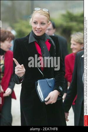 © Mousse/ABACA. 56294-10. Saint Valery sur Somme-France, 21 Fevrier 2004. Le Ministre de l'Equipement Gilles de Robien a presente sa candidature aux elections regionales des 21 et 28 Mars comme tete de liste UDF-UMP en Picardie avec, en 5eme Position eleggiible, Elodie Gossuin, Miss France 2001 et Miss Europe 2002. Foto Stock