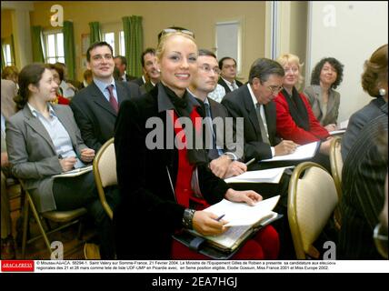 © Mousse/ABACA. 56294-1. Saint Valery sur Somme-France, 21 Fevrier 2004. Le Ministre de l'Equipement Gilles de Robien a presente sa candidature aux elections regionales des 21 et 28 Mars comme tete de liste UDF-UMP en Picardie avec, en 5eme Position eleggiible, Elodie Gossuin, Miss France 2001 et Miss Europe 2002. Foto Stock