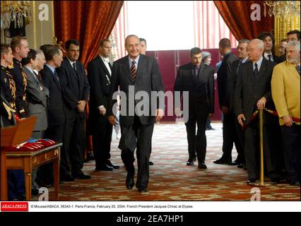 © Mousse/ABACA. 56343-1. Parigi-Francia, 20 febbraio 2004. Il presidente francese Jacques Chirac a Elysee. Foto Stock