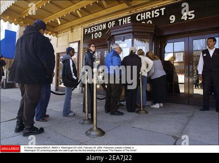 © Olivier Douliery/ABACA. 56443-3. Washington-DC-USA, 25 febbraio 2004. Poliziotti fuori da un teatro a Washington DC proteggere le persone che aspettano di entrare nella prima mostra del film la Passione del Cristo. Foto Stock