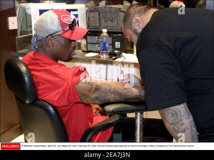 © Matthew Chase/Abaca. 56470-2. Las Vegas-NV-USA, 25 febbraio 2004. Dennis Rodman viene tatuato alla Hart & Huntington Tattoo Company al Palms Resort Casino. Foto Stock