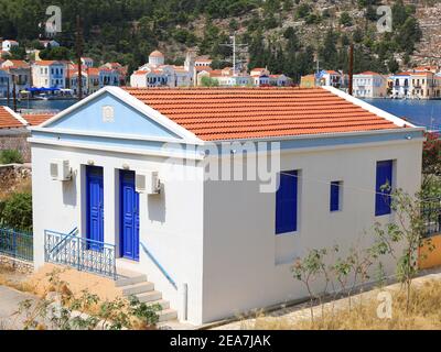 Casa con porte blu e serrande a Kastellorizo, Grecia Foto Stock