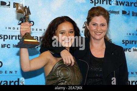 Keisha Castle-Hughes e il direttore Niki Caro con il premio per Whale Rider nella sala stampa al 2004 IFP Independent Spirit Awards a Santa Monica, CA il 28 febbraio 2004. Foto di Lionel Hahn/ABACA (nella foto: Keisha Castle-Hughes, Niki Caro) Foto Stock